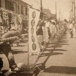 まちの復興を願って企画された志筑地区の綱引き大会。真新しい道路で、６００人が綱を引いた＝２０００年８月（「広報つな」から）
