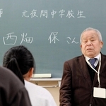 夜間中での学びや映画について語る西畑保さん＝尼崎市東園田町８、尼崎市立園田東小学校
