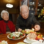 有本恵子さんの誕生日を祝う明弘さん、嘉代子さん夫妻＝２０１７年１月、神戸市長田区