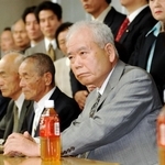 拉致議連総会に出席し、厳しい表情を見せる有本明弘さん（右から２人目）＝２００２年９月、東京・衆議院第二議員会館