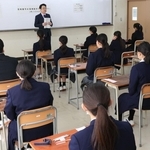 神戸学園都市高の推薦入試で、試験の諸注意に耳を傾ける受験生たち＝１７日午前、神戸市西区学園西町６
