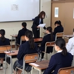神戸学園都市高の推薦入試で、問題用紙が配布されるのを待つ受験生たち＝１７日午前、神戸市西区学園西町６
