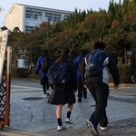 神戸学園都市高の推薦入試で会場入りする中学生ら＝１７日午前、神戸市西区学園西町６