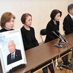 会見に臨む有本明弘さんの遺族＝１７日午後、神戸市内（撮影・大田将之）