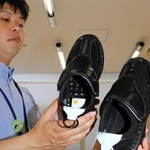 左足の中敷き部分にＧＰＳ機器を埋め込める専用靴＝川西市役所