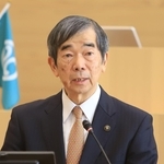 伊丹市議会定例会で退任を表明する藤原保幸市長＝伊丹市千僧１