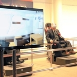 手前のモニターに映る映像をＶＲゴーグルで見ながら体験する＝淡路市小倉