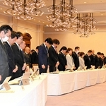 兵庫県議会本会議の開会前、１月に亡くなった竹内英明元県議を追悼するため黙とうする県議ら＝県公館