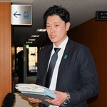 百条委員会の協議会後、報道陣の取材に応じる奥谷謙一委員長＝県庁