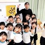 藤原克也六段に囲碁を教わった園児たち＝宝塚市仁川宮西町、仁川幼稚園（画像の一部を加工しています）