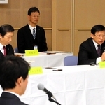 兵庫県や神戸市、空港関係者に意見を述べる上崎勝規洲本市長（右端）ら＝淡路夢舞台国際会議場