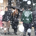 一時激しく雪が舞った神戸の市街地＝１９日午後、神戸市中央区加納町４（撮影・小林良多）