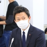 百条委員会の尋問に応じる光本圭佑氏＝１９日午後、尼崎市東七松町１（撮影・吉田敦史）