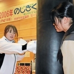 国際大会メダリストの岡山さくら（左）の練習を補助する柏木颯奏さん。技術などを間近に吸収する機会だ＝２０２４年１２月２８日、西宮市の西宮香風高