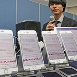 各端末に日本語、英語、中国語、韓国語で翻訳文を同時配信したデモンストレーション＝大阪市内