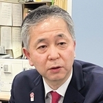 兵庫県議会の百条委員会委員を務めた岸口実県議と増山誠県議を巡る情報漏えい問題について、記者の質問に答える兵庫維新の会の金子道仁代表＝20日午後、県庁
