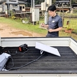 スターリンクの通信速度を調べる香美町職員＝同町内（町提供）