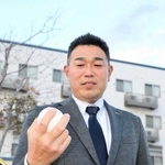 現在はオリックスの２軍投手コーチを務める平井正史さん。選手寮の前でリーグ優勝への軌跡を思い起こす＝大阪市