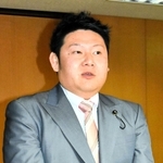 立花孝志氏と連絡を取った経緯を説明する白井孝明兵庫県議＝２１日午後１時ごろ、兵庫県議会