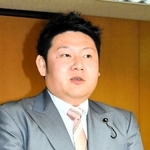 立花孝志氏と連絡を取った経緯を説明する白井孝明兵庫県議＝２１日午後１時ごろ、兵庫県議会