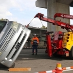 横転した車両をレッカー車で撤去した訓練＝芦屋市陽光町