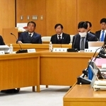 副委員長の選任について意見を交わす百条委員会のメンバー＝２１日午後、兵庫県議会