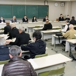 町選挙管理委員会の担当者から説明を受ける陣営関係者ら＝福崎町役場