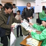 号砲を前にゼッケンを受け取るランナーら＝２２日午前、姫路市本町、イーグレひめじ