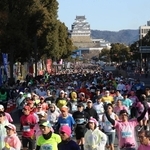 姫路城を背に一斉にスタートするランナー＝２３日午前、姫路市の大手前通り（撮影・辰巳直之）