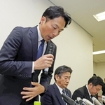 情報提供していたことについて頭を下げる増山誠県議（手前）ら＝２３日午後、神戸市中央区（撮影・笠原次郎）