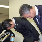 謝罪する岩谷良平日本維新の会幹事長（中）と金子道仁兵庫維新の会代表（右）ら＝２３日夜、神戸市中央区（撮影・笠原次郎）
