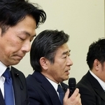 ２３日に会見に臨んだ増山誠県議（左）と岸口実県議（中央）ら＝同日午後、神戸市中央区