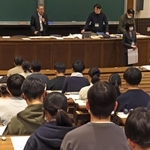 会場で試験開始を待つ受験生たち＝２５日午前、神戸市灘区六甲台町、神戸大学（撮影・笠原次郎）