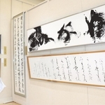 漢字、かな書などの力作が並ぶ会場＝神戸市灘区原田通３