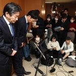 処分を受けた会見で頭を下げる岸口実県議（左端）と増山誠県議（左から２人目）＝２６日午後、神戸市中央区、兵庫県庁（撮影・笠原次郎）