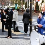 賃金引き上げなどを訴える連合兵庫の那須健会長（右）＝神戸市中央区元町通１