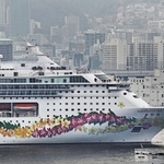 神戸港から出港する大型クルーズ船「ノルウェージャン・スカイ」。船体に花柄が描かれている＝28日午後、神戸市中央区（撮影・長嶺麻子）