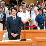 兵庫県議会の百条委員会で宣誓する斎藤元彦知事＝２０２４年８月、兵庫県庁（代表撮影）