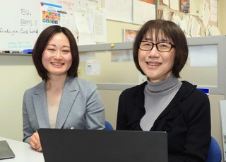 おしり洗浄に求める価値について、感性工学に基づいて研究した長田典子教授（右）と都賀美有紀特任助教＝三田市学園上ケ原、関西学院大神戸三田キャンパス
