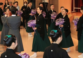ブーケを手に送り出される卒業生ら＝１日午前、宝塚市武庫川町、宝塚音楽学校（撮影・吉田敦史）