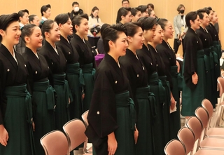 「仰げば尊し」を歌う卒業生ら＝１日午前、宝塚市武庫川町、宝塚音楽学校（撮影・吉田敦史）