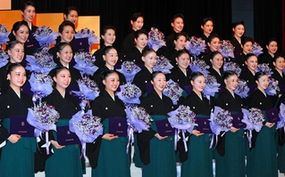 卒業証書とブーケを手にほほ笑む卒業生ら＝１日午前、宝塚音楽学校（撮影・吉田敦史）