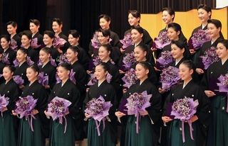 卒業証書とブーケを手にほほ笑む卒業生ら＝１日午前、宝塚音楽学校（撮影・吉田敦史）