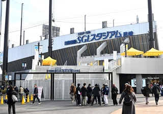 真新しいスタジアムの前に集う阪神ファンら＝１日午前、尼崎市杭瀬南新町３、日鉄鋼板ＳＧＬスタジアム尼崎（撮影・風斗雅博）