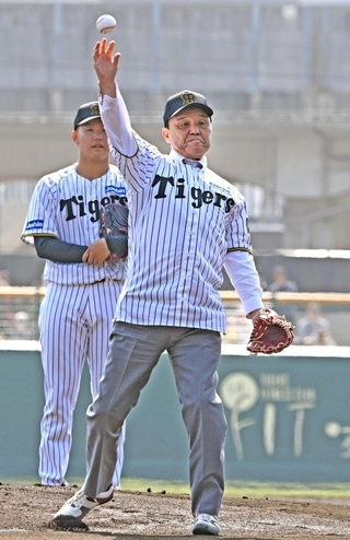 始球式で投球する岡田彰布球団オーナー付顧問＝１日午後、尼崎市杭瀬南新町３、日鉄鋼板ＳＧＬスタジアム尼崎（撮影・風斗雅博）