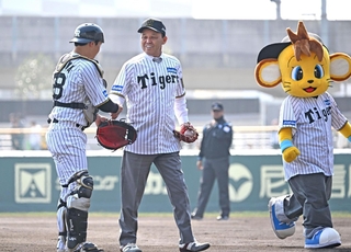 始球式で投球した阪神の岡田彰布球団オーナー付顧問（中央）＝１日午後、尼崎市杭瀬南新町３、日鉄鋼板ＳＧＬスタジアム尼崎（撮影・風斗雅博）