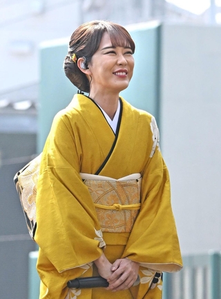 試合前に国歌斉唱を歌った演歌歌手の丘みどりさん＝１日午後、尼崎市杭瀬南新町３、日鉄鋼板ＳＧＬスタジアム尼崎（撮影・風斗雅博）