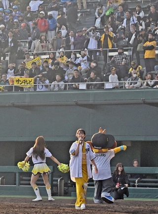 試合後に「六甲おろし」をファンと歌う丘みどりさん＝１日午後、尼崎市杭瀬南新町３、日鉄鋼板ＳＧＬスタジアム尼崎（撮影・風斗雅博）