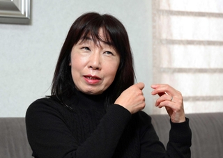 しょう君が触れた髪をずっと切れなかったと語る高井千珠さん＝西宮市内（撮影・風斗雅博）