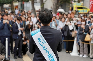 県知事選の出陣式で支援を訴える斎藤元彦氏＝２０２４年１０月、神戸市中央区